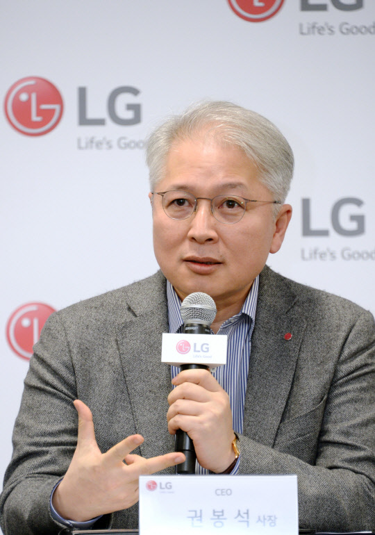 권봉석 LG전자 CEO(최고경영자) 사장이 8일(현지시간) 미국 라스베이거스 컨벤션센터에서 취임 후 첫 기자간담회를 하고 주요 사업 전략과 계획에 대해 설명하고 있다. <LG전자 제공>